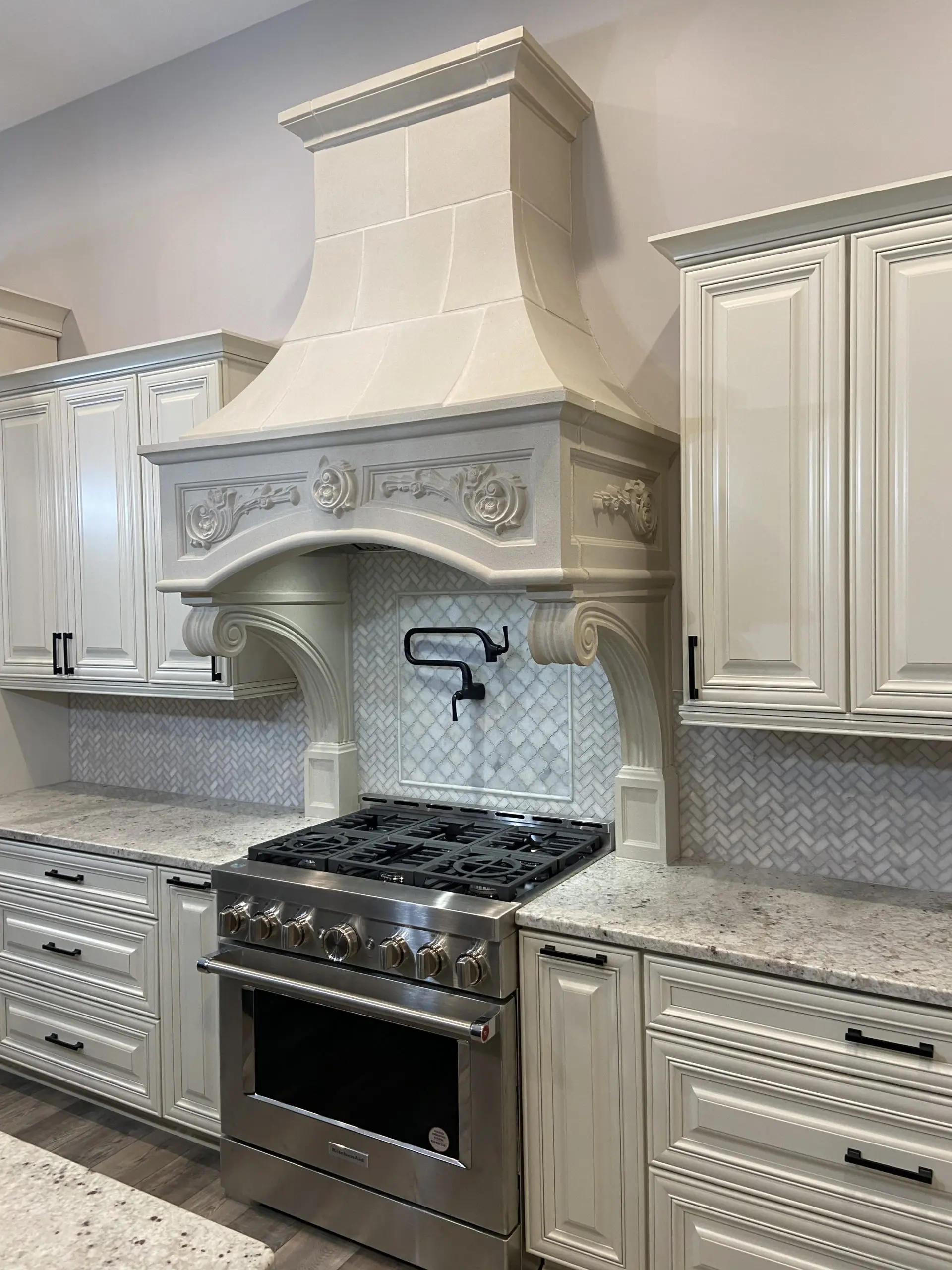 Florentine 36 range hood ceiling design.